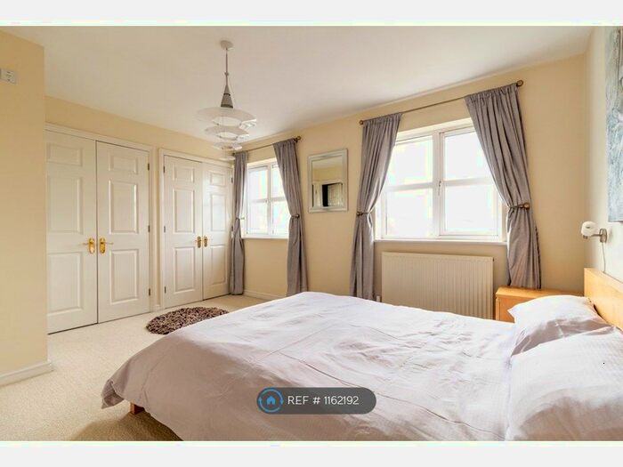 3 Bedroom Semi-Detached House To Rent In Elliotts Way, Reading, RG4