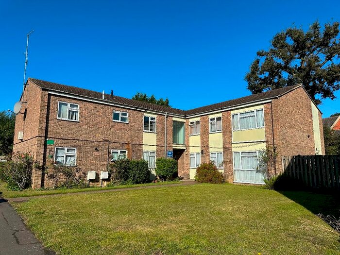 2 Bedroom Flat To Rent In Stream Close, Byfleet, West Byfleet, KT14