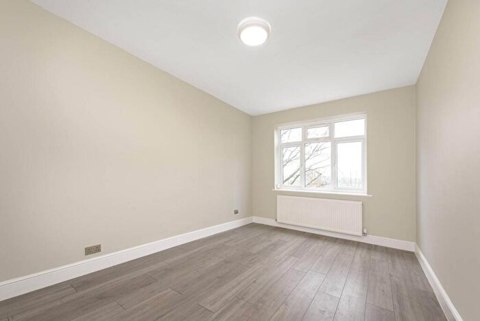 2 Bedroom Flat For Sale In Nether Street, West Finchley, London, N3