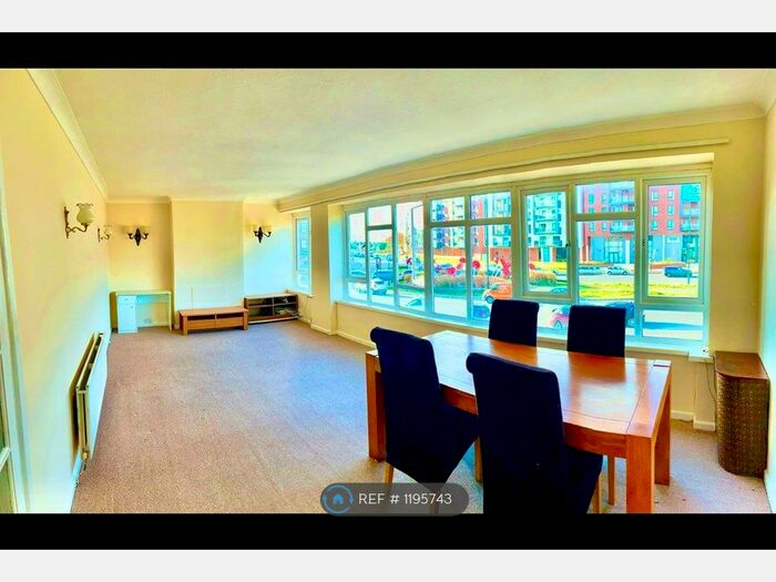 3 Bedroom Flat To Rent In Stratford Road, Solihull B90