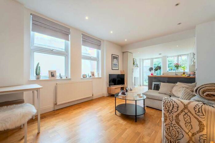 2 Bedroom Flat To Rent In Undine Street, Tooting, SW17