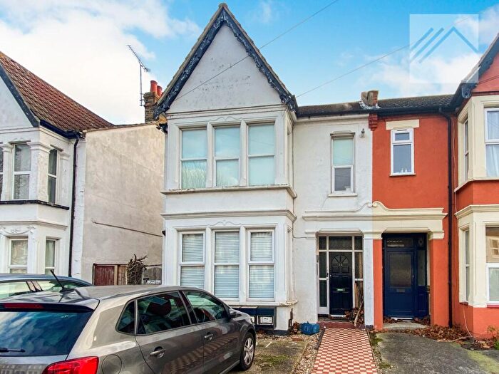 1 Bedroom Flat To Rent In Argyll Road, Westcliff, SS0