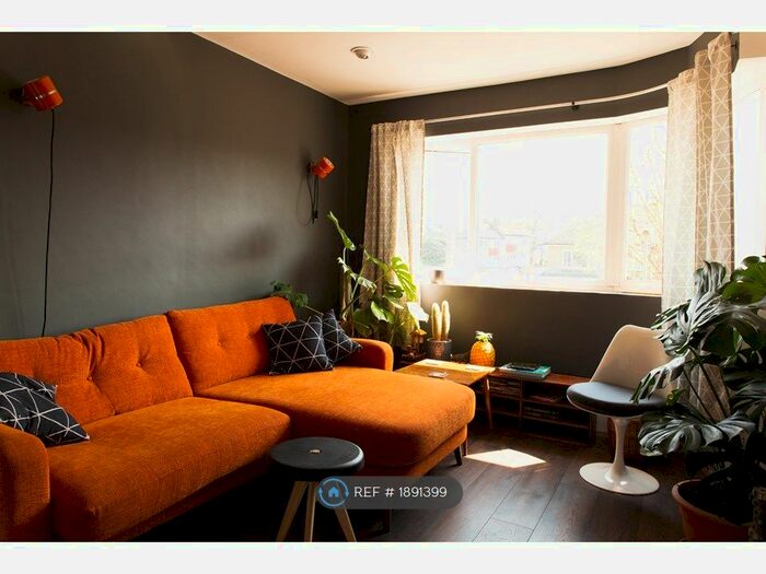 2 Bedroom Maisonette To Rent In Avondale Avenue, East Barnet, EN4