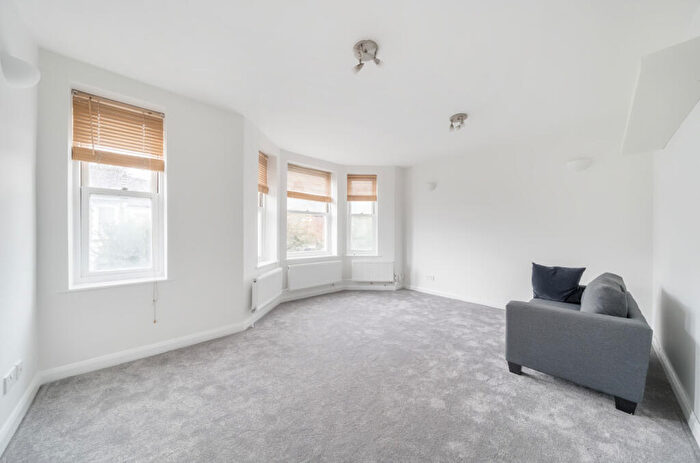 2 Bedroom Apartment To Rent In Dresden Road, Archway, London, N19