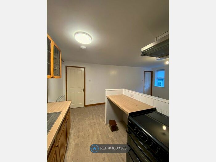 1 Bedroom Maisonette To Rent In High Street, Street, BA16