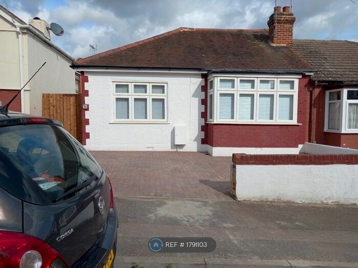 3 Bedroom Bungalow To Rent In Grove Road, Gillingham, ME7