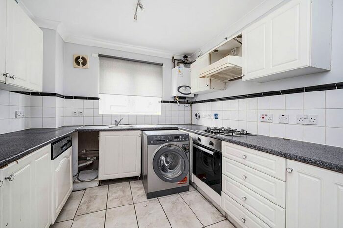 3 Bedroom Property To Rent In Buxhall Crescent, Hackney, London, E9