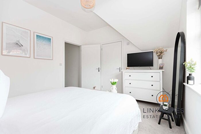 2 Bedroom Flat For Sale In Charminster Road, Bournemouth, BH8