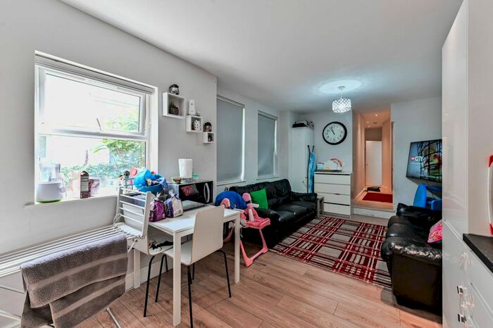 2 Bedroom Flat To Rent In Abbotts Park Road, Leyton, London, E10