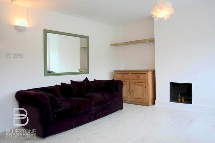 2 Bedroom Flat To Rent In Fairfield Street, London, SW18