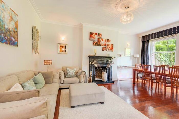 3 Bedroom Flat To Rent In Fitzjohns Avenue, Hampstead, NW3