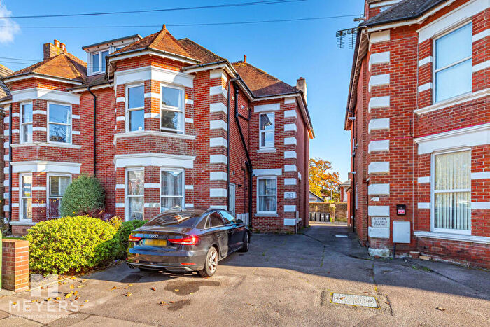 2 Bedroom Flat For Sale In Crabton Close Road, Bournemouth, BH5