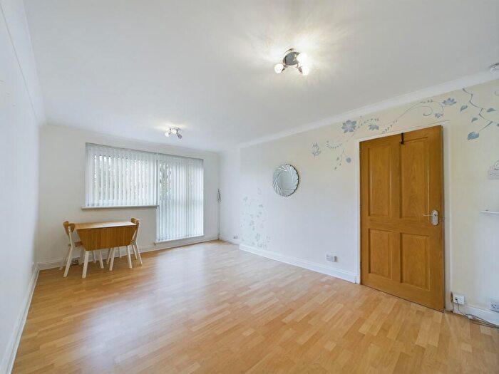 2 Bedroom Flat To Rent In -, Berryknowes Road, G52