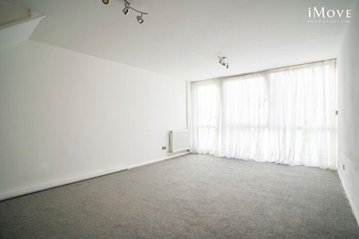 2 Bedroom Flat For Sale In Sylvan Road, London, SE19