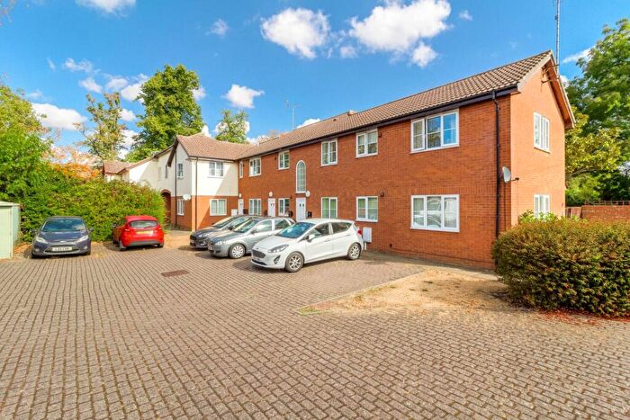 2 Bedroom Maisonette For Sale In Broad Street, Newport Pagnell, MK16