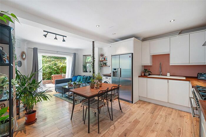 2 Bedroom Flat For Sale In Kings Avenue, London, SW4