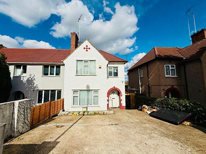 4 Bedroom Semi-Detached House To Rent In Cres Road, London, NW2