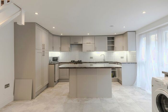 2 Bedroom End Of Terrace House To Rent In Thornbury Road, London SW2