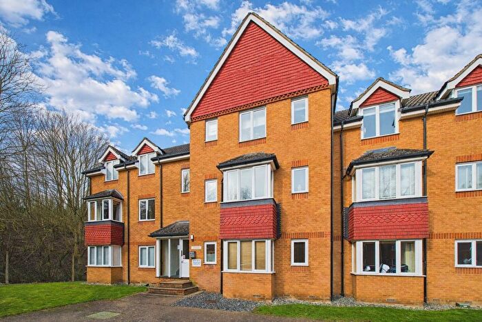 2 Bedroom Flat For Sale In Redoubt Close, Hitchin, SG4