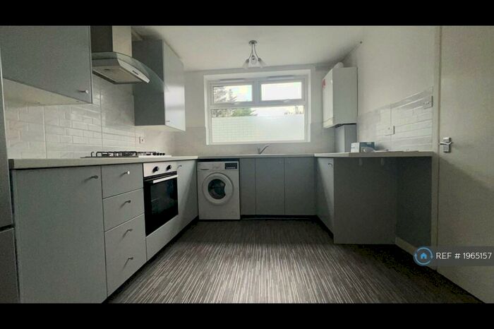 3 Bedroom Maisonette To Rent In Gough Walk, London, E14
