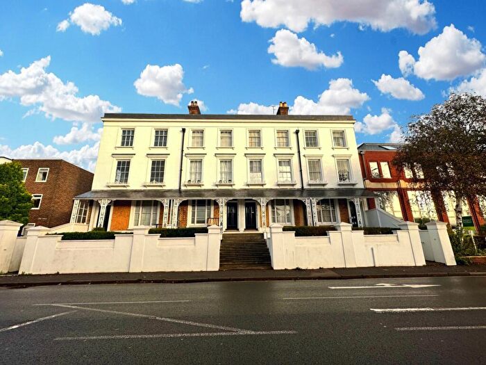 2 Bedroom Flat To Rent In East Street, Farnham, GU9