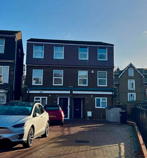 4 Bedroom Town House For Sale In Arborfield Close, Slough, SL1