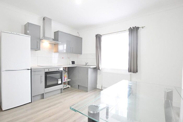 2 Bedroom Flat To Rent In Bills Included - Holland Road, East Ham, E6