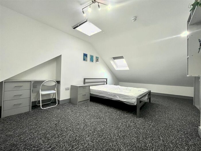 Studio To Rent In Oatlands Road, Enfield, EN3