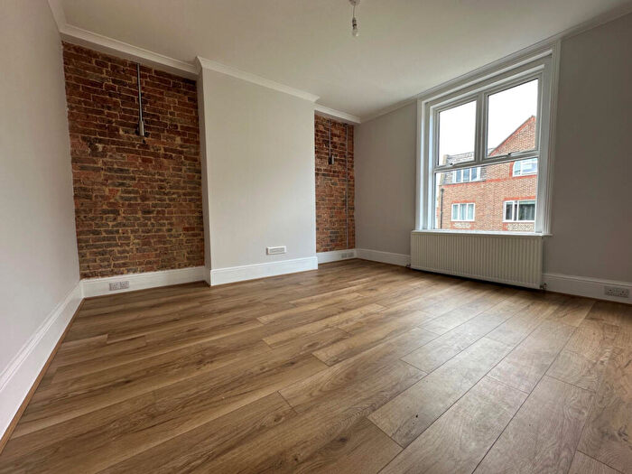 3 Bedroom Flat To Rent In Leatherhead, Surrey, KT22