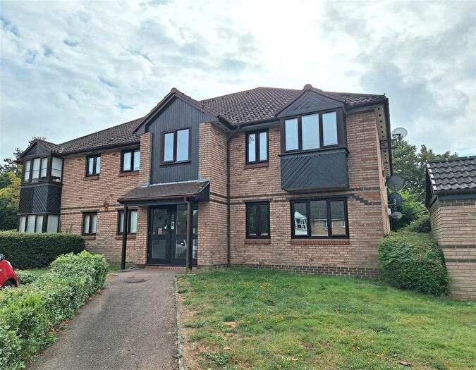 2 Bedroom Flat To Rent In Bornedene, Potters Bar, EN6