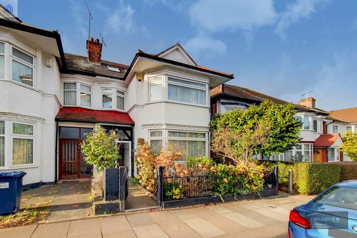 6 Bedroom Semi-Detached House To Rent In Garrick Avenue, London, NW11