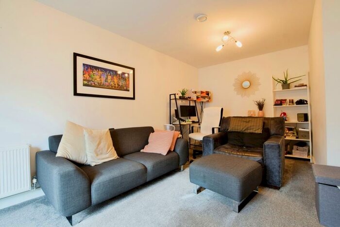 2 Bedroom Town House To Rent In Markendale Place, Salford, Manchester, M5