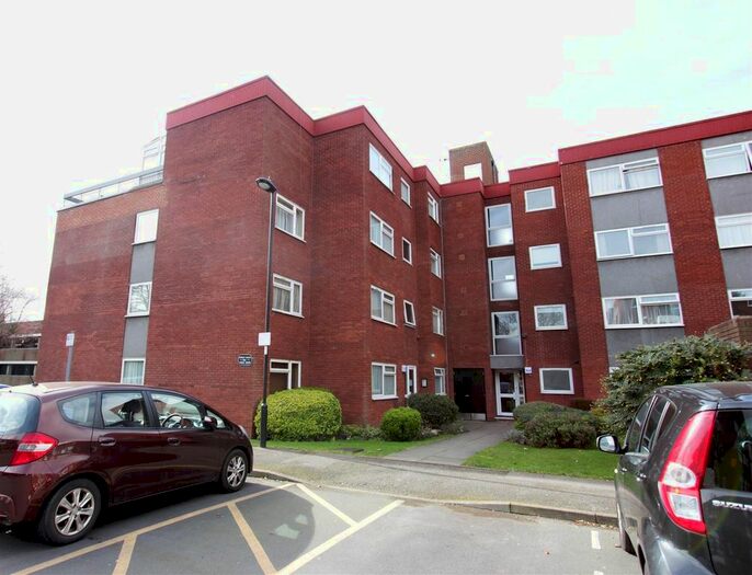 3 Bedroom Flat To Rent In Grange Gardens, Southgate, N14