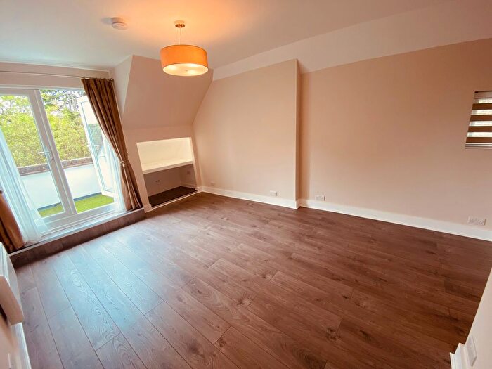 Studio To Rent In Queens Avenue, London, N10