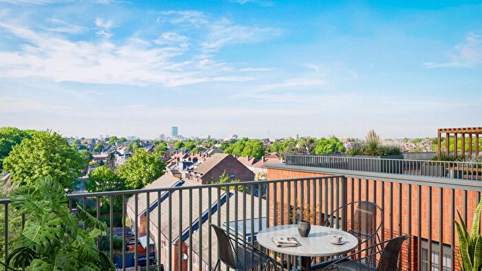 2 Bedroom Flat For Sale In Fleming Way, Isleworth, TW7