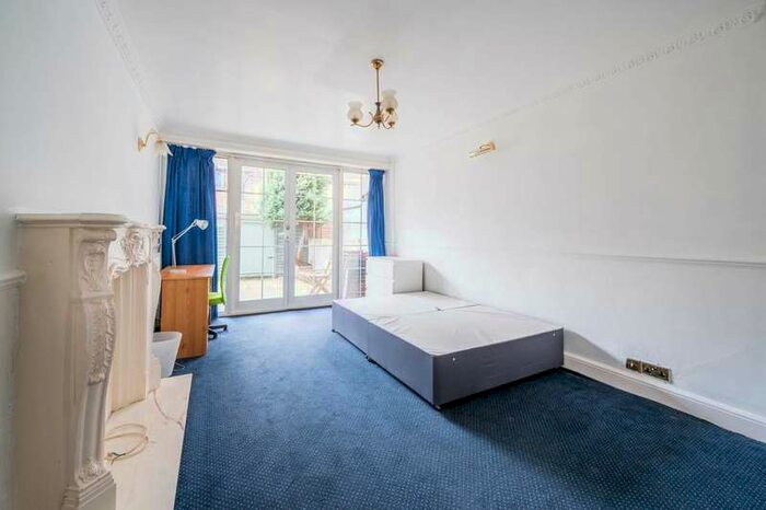 4 Bedroom Flat To Rent In Clark Street, Stepney, E1