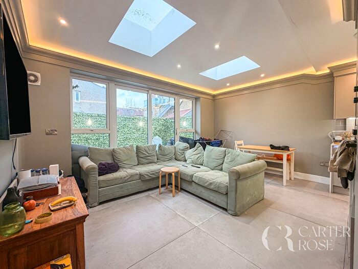 3 Bedroom Flat To Rent In Fairlight Road, London, SW17