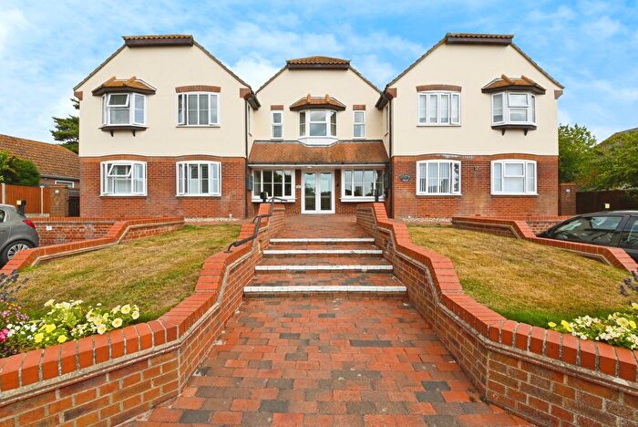 1 Bedroom Flat For Sale In Louise Close, Walton On The Naze, Essex, CO14