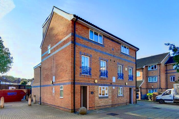 6 Bedroom Town House To Rent In Ambassador Square, Isle Of Dogs, E14