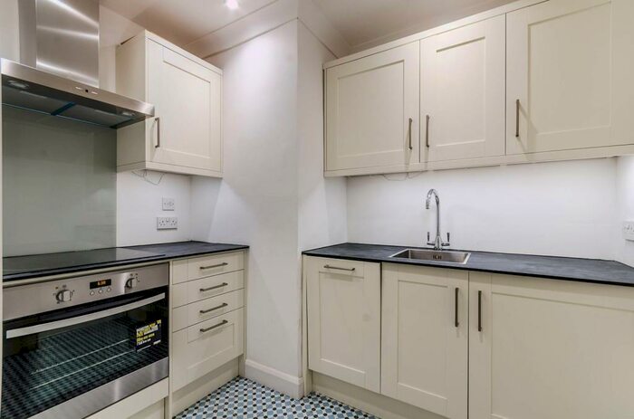 2 Bedroom Flat To Rent In Drayton Court, South Kensington, London, SW10