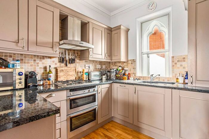 3 Bedroom Flat For Sale In Hatch Lane, Windsor, SL4