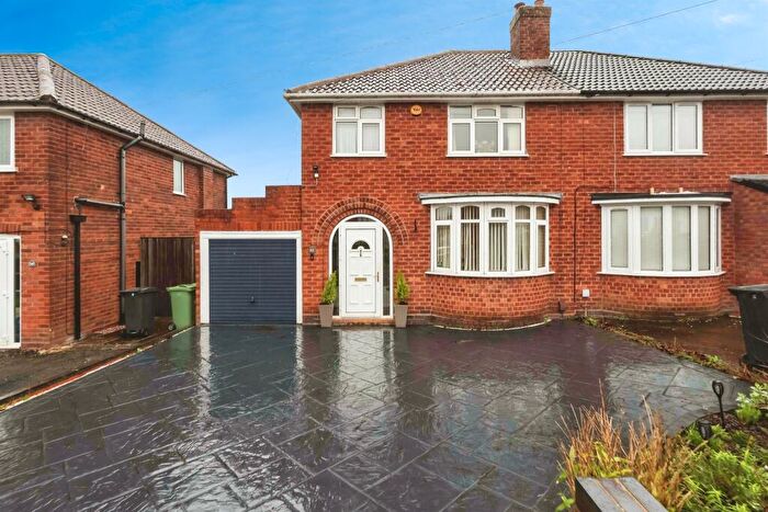 3 Bedroom Semi Detached House For Sale In Willowsbrook Road, Halesowen, B62
