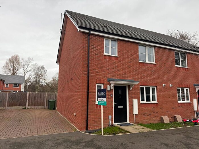 3 Bedroom Semi-Detached House For Sale In Viaduct Close, Kidderminster, DY10