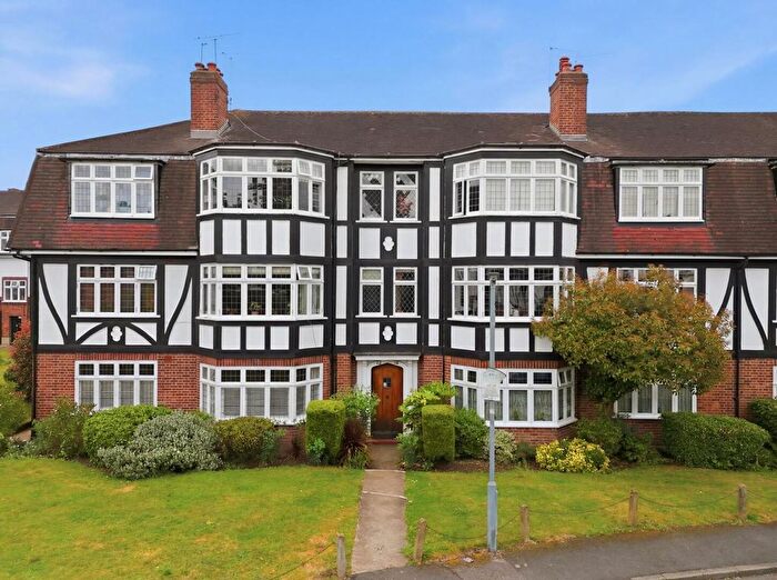 2 Bedroom Flat For Sale In Eagle Court, Hermon Hill, Wanstead, E11