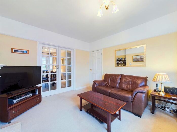 4 Bedroom SemiDetached House For Sale In Courtfield Gardens, Ruislip