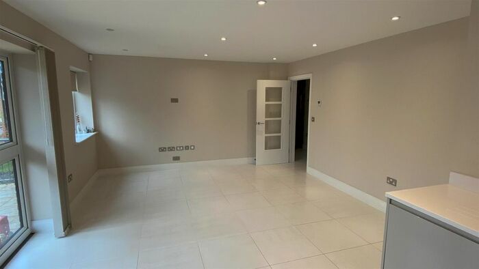2 Bedroom Flat To Rent In Alexander Grove, Kings Hill, ME19