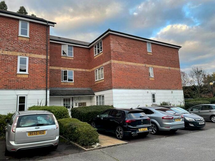 2 Bedroom Flat To Rent In Leigh Hunt Drive, London, N14