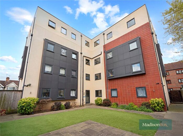 1 Bedroom Apartment For Sale In Snakes Lane East, Woodford Green, IG8
