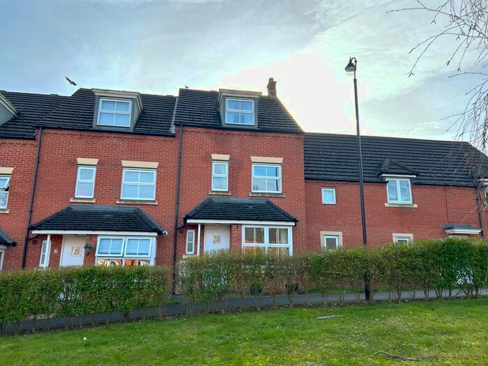4 Bedroom Town House To Rent In Finney Drive, Grange Park, Northampton, NN4