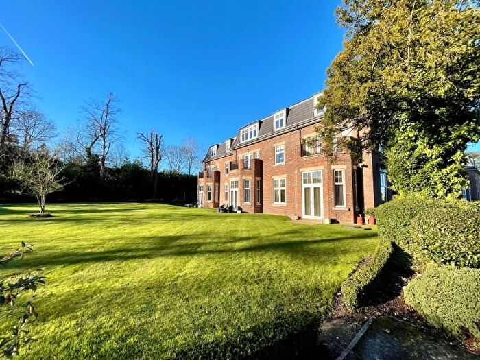 3 Bedroom Flat To Rent In Beulah Court, Beech Hiill, Barnet, EN4